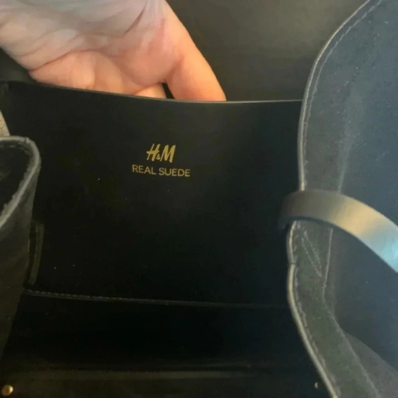 H&M Gorgeous faux leather and suede  bucket style purse. In black. - Picture 6 of 16